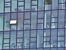Eine Fensterglasfront mit dahinterliegenden Büros