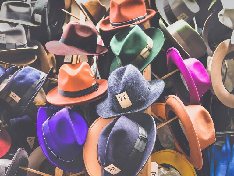 Das Bild zeigt eine Auswahl bunter Hüte.