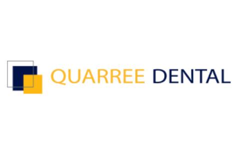 Logo von QUARREE DENTAL auf weißem Grund mit gelber und blauer Schrift
