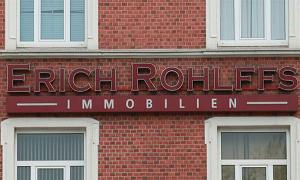 Rotes Backsteingebäude mit Firmenschild Erick Rohlffs