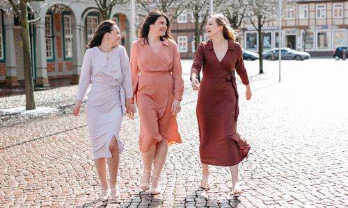 Drei Frauen laufen auf einer Straße