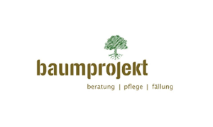 Brauner Schriftzug mit Firmenname und grün skizzierter Baum