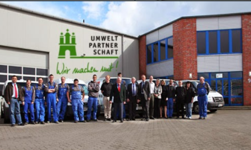 Teamfoto der HUMMEL Systemlösungen GmbH & Co. KG vor dem Firmengebäude