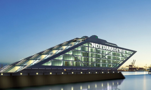 Außenansicht der Nordakademie - Paralellogramförmiges Gebäude mit Glasfassade