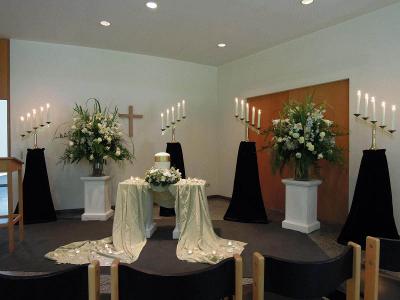 Kerzen und Blumen auf einer Anhöhe in einem Raum
