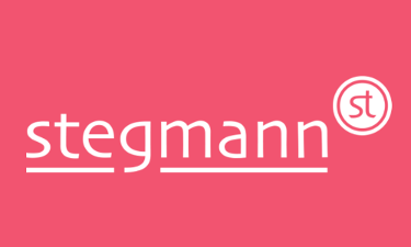 Schriftzug Stegmann auf magentafarbenem Grund mit kreisförmigem Logo darüber 