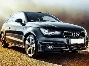 Ein schwarzer Audi auf einer Sandstraße
