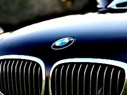 Das BMW Zeichen vorne auf der Motorhaube in der Nahaufnahme