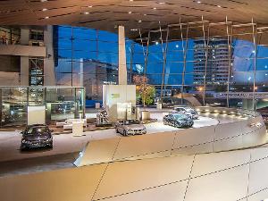 Innenansicht des Ausstellungsraumes im BMW Werk in München