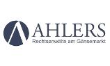 Dunkelblauer Schriftzug Ahlers Rechtsanwälte am Gänsemarkt mit kreisförmigem Logo mit weißem A