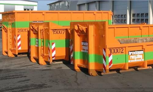 Drei orangefarbene Container