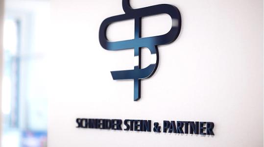 Schneider Stein & Partner Schriftzug an der Wand