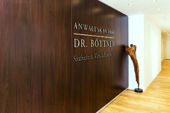 Holzwand mit Schriftzug Anwaltskanzlei Dr. Böttner