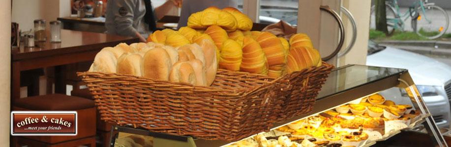 Portugiesische Croissants und Brötchen in einem Korb auf dem Tresen