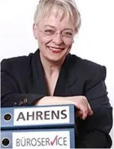 Frau Ahrens mit Ordnern - Ahrens Büroservice