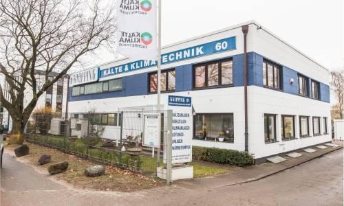 Rechteckiges weiß/blaues Gebäude der Firma Knipping Kälte & Klimatechnik GmbH