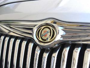 Chevroletzeichen vorne über dem Kühlergrill eines Autos in der Nahaufnahme