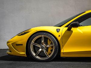 Ein gelber Ferrari von der Seite fotografiert
