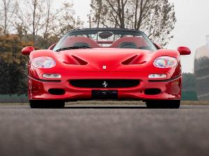 Ein roter Ferrari auf einer Asphaltstraße
