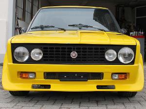 Die Front eines gelben Fiat