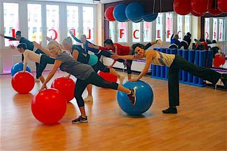 Menschen machen Übungen am Gymnastikball