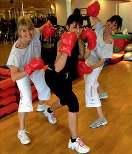 Drei Frauen mit Boxhandschuhen
