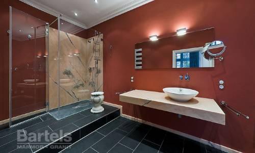 Badezimmer mit schwarzen Fließen, Mamorwaschbecken und roten Wänden 