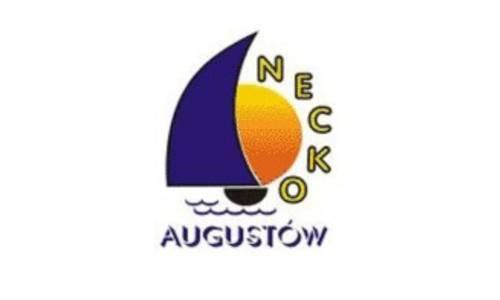 Logo mit Firmenname in gelb und lila mit illustriertem Segelboot vor untergehender Sonne