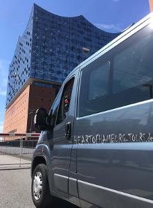 Tourbus von Heart of Hamburg Tours vor der Elphi