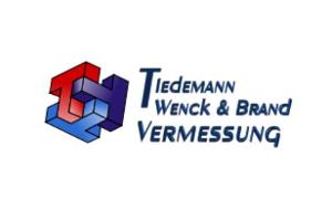 Tiedemann, Wenck & Brand Ingenieur- und Vermessungsbüro GmbH Logo, blaue Schrift und drei ineinander verschlungene Ts in rot, blau und lila