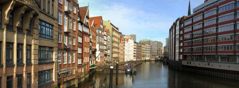 Altstadt Hamburg- Links und Recht stehen Häuser an einem Kanal mit Wasser