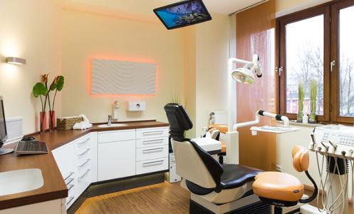 Behandlungszimmer beim Zahnarzt
