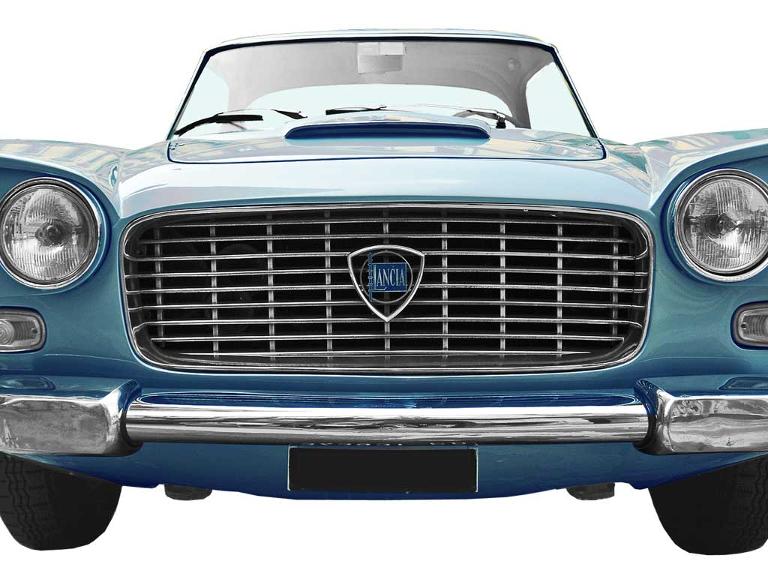 Ein blaues Auto, Frontaufnahme mit dem Lanciazeichen auf dem Kühlergrill
