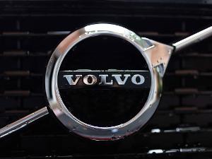 Das Volvo-Zeichen auf einem Kühlergrill in der Nahaufnahme