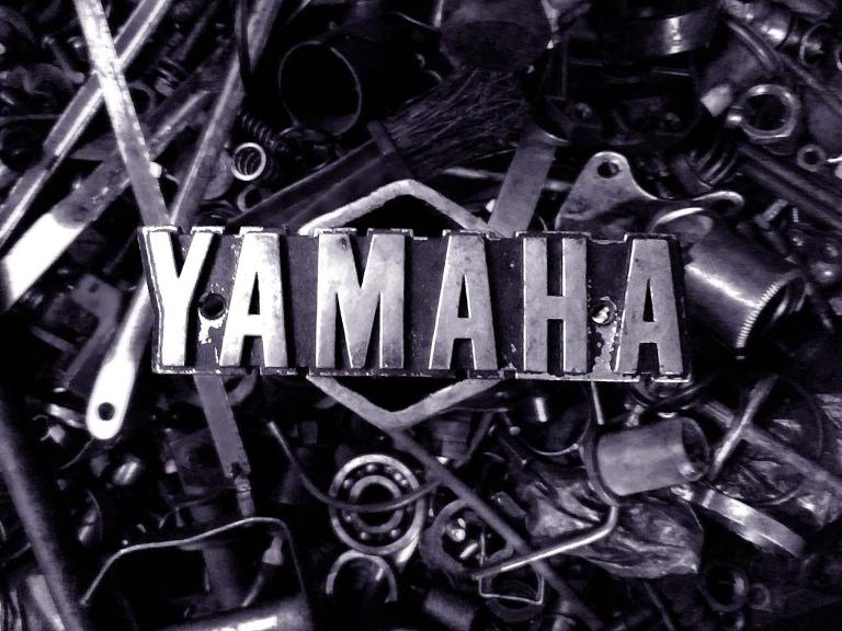 Das Wort Yamaha in silbernen Buchstaben