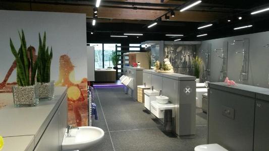Ausstellungsraum mit verschiedenen Sanitärobejekten