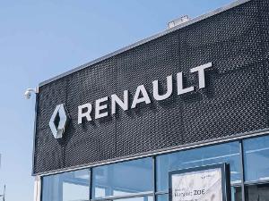 Renault Schriftzug und Logo an einem Gebäude