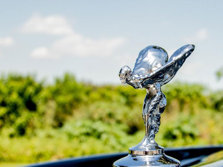 Kühlerfigur Spirit of Ecstasy, die seit 1911 den Verschluss des Wasserkühlers eines Rolls-Royce ziert.