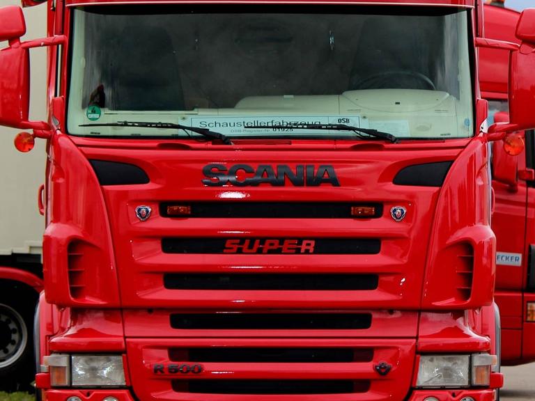 Roter LKW mit dem Scania Schriftzug