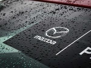 Mazda Schriftzug und Emblem auf einem Autoglas