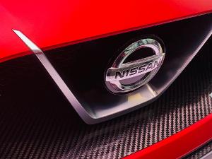 Ein rotes Auto mit dem Nissan-Emblem