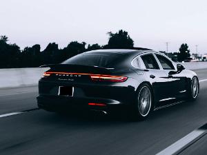 Ein schwarzer Porsche auf der Autobahn