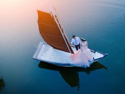 Ein Brautpaar auf einem Segelschiff auf dem Wasser