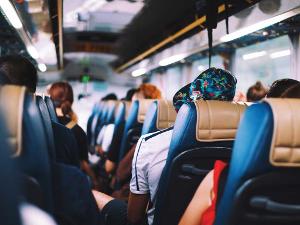 Menschen sitzen in einem Reisebus