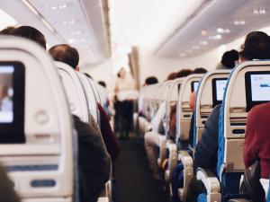 Menschen sitzen in einem Flugzeug auf den Plätzen