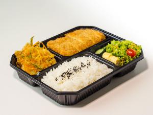 Eine Box in vier Bereiche unterteilt mit verschiedenen Lebensmittel darin