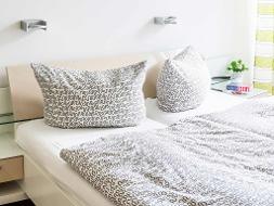 Ein Doppelbett mit bezogener Bettwäsche