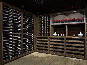 Regale mit Weinflaschen in einem Kellergewölbe