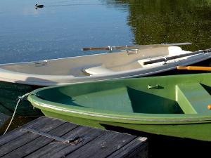 Zwei grüne Boote im See
