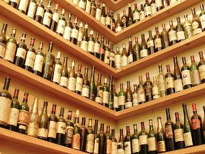 Viele Flaschen Wein im Regal